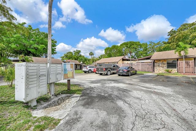 330 Briarwood Cir 3-19, Hollywood, FL 33024