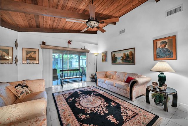 330 Briarwood Cir 3-19, Hollywood, FL 33024
