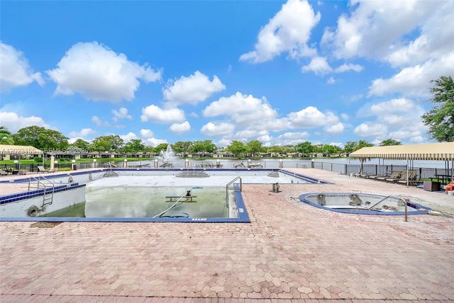 330 Briarwood Cir 3-19, Hollywood, FL 33024