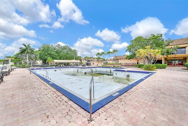 330 Briarwood Cir 3-19, Hollywood, FL 33024