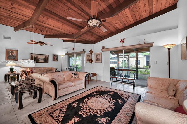 330 Briarwood Cir 3-19, Hollywood, FL 33024