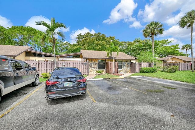 330 Briarwood Cir 3-19, Hollywood, FL 33024