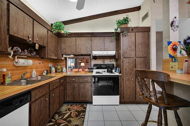 330 Briarwood Cir 3-19, Hollywood, FL 33024
