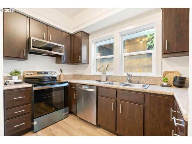 618 Ne KILLINGSWORTH Ct, Portland, OR 97211