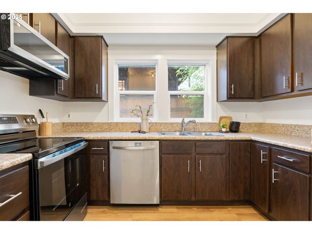 618 Ne KILLINGSWORTH Ct, Portland, OR 97211