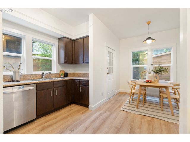 618 Ne KILLINGSWORTH Ct, Portland, OR 97211