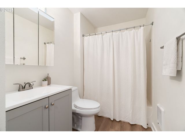 618 Ne KILLINGSWORTH Ct, Portland, OR 97211