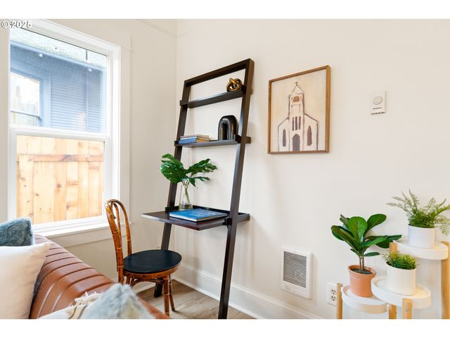 618 Ne KILLINGSWORTH Ct, Portland, OR 97211