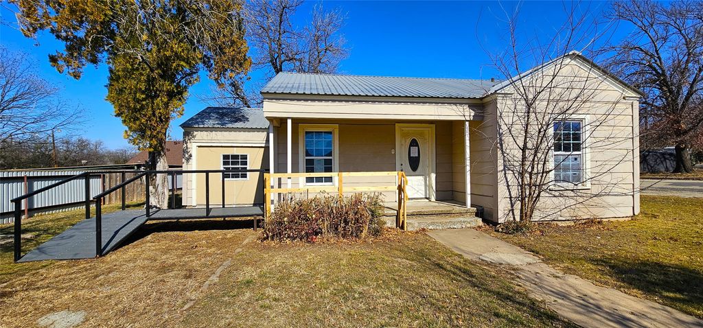 317 E 10th Street, Coleman, TX 76834