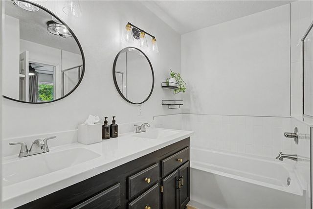 21 Greenridge Lane, Bentonville, AR 72712
