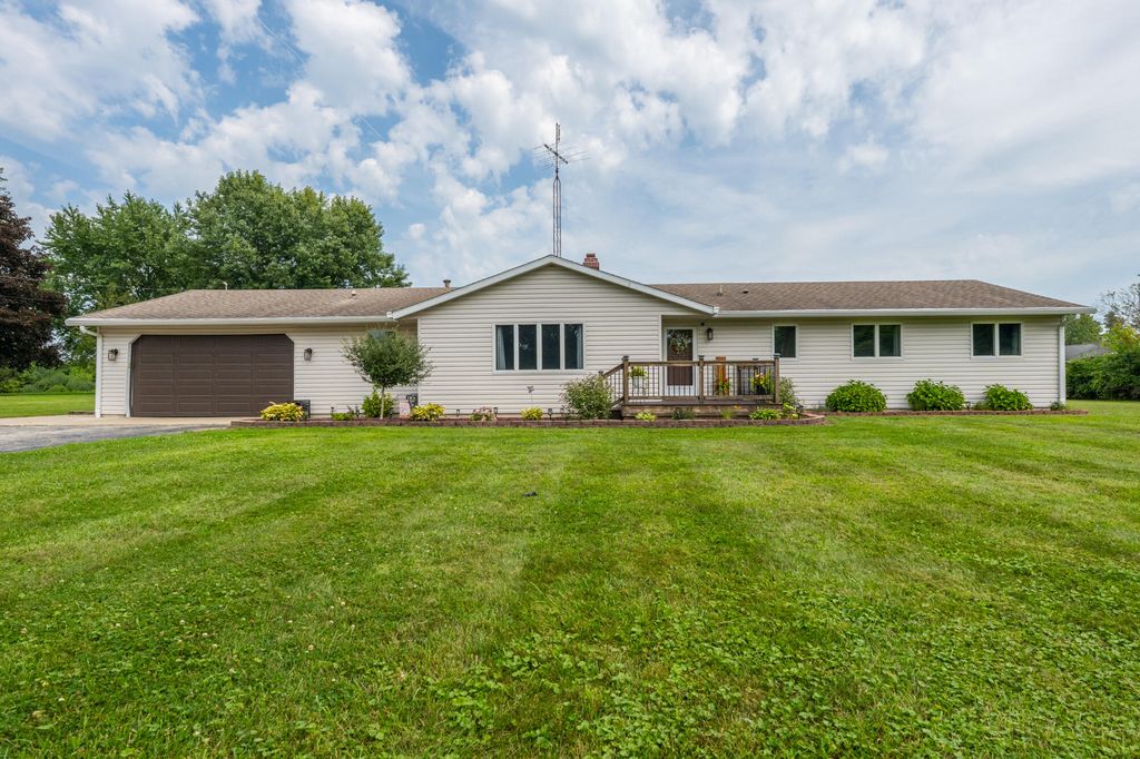 13639 S Three Oaks Road, Chikaming Twp, MI 49125