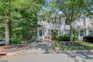 33 Woods Edge Dr, Rockaway Boro, NJ 07866