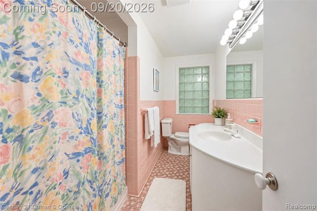 21945 Wildwood Street, Dearborn, MI 48128