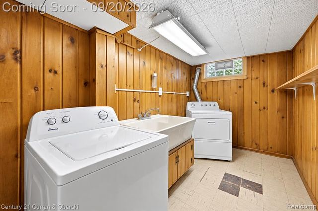 21945 Wildwood Street, Dearborn, MI 48128