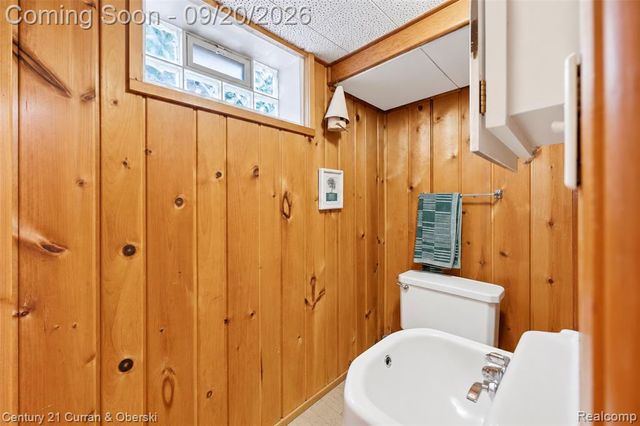 21945 Wildwood Street, Dearborn, MI 48128