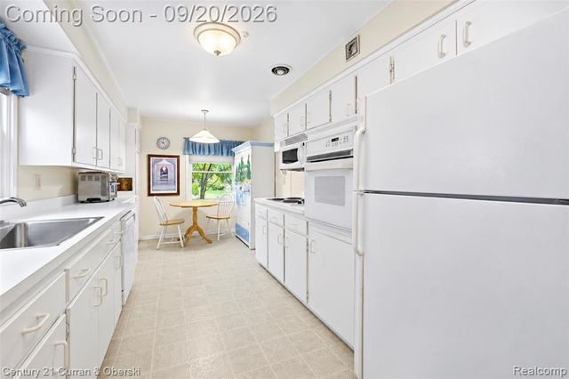21945 Wildwood Street, Dearborn, MI 48128