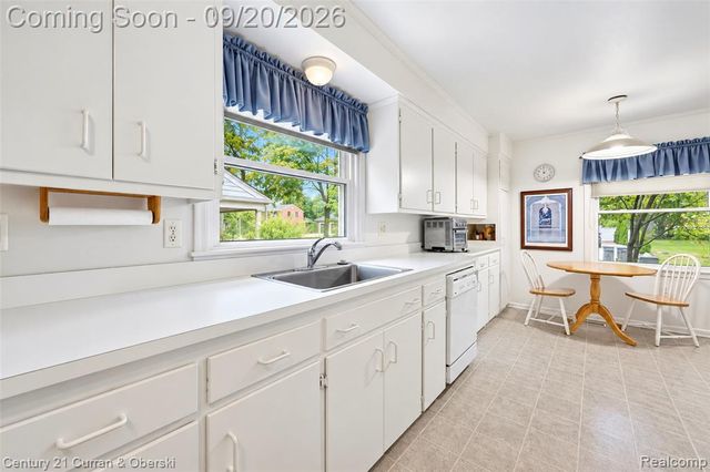 21945 Wildwood Street, Dearborn, MI 48128