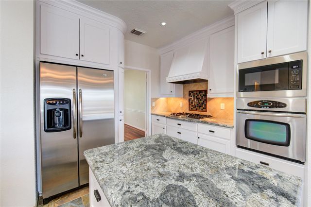 1016 Applewood Drive, Friendswood, TX 77546