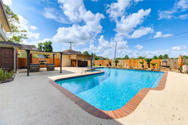 1016 Applewood Drive, Friendswood, TX 77546