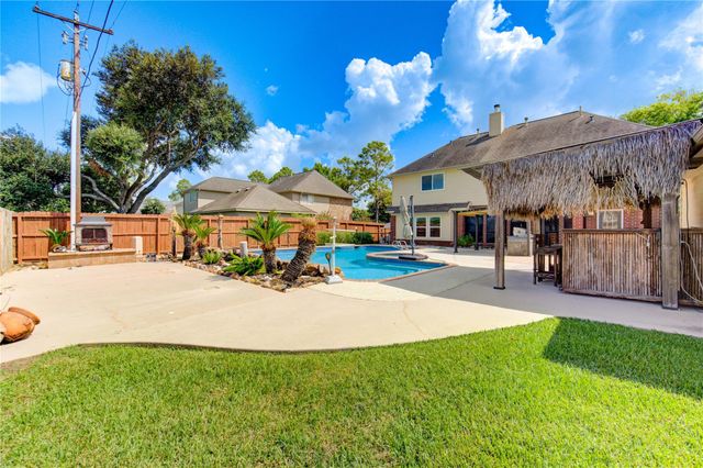 1016 Applewood Drive, Friendswood, TX 77546