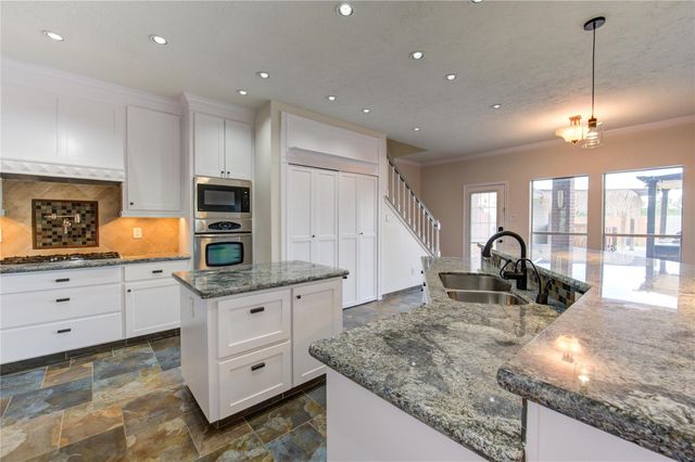 1016 Applewood Drive, Friendswood, TX 77546