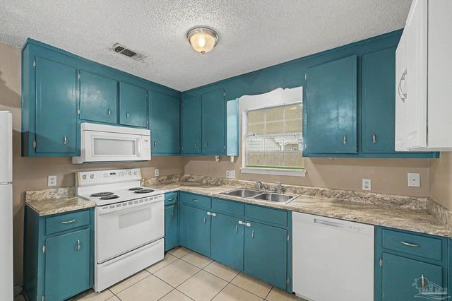 3936 Elmcrest Dr, Pensacola, FL 32504
