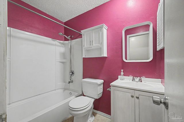 3936 Elmcrest Dr, Pensacola, FL 32504