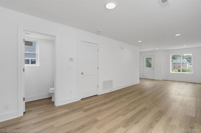 57 N. Roselawn, Pontiac, MI 48342