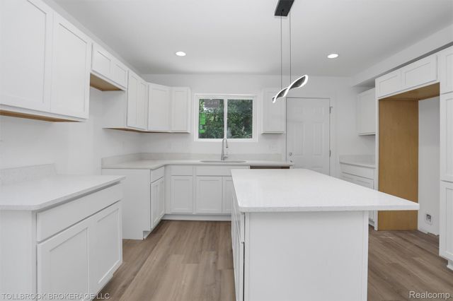 57 N. Roselawn, Pontiac, MI 48342