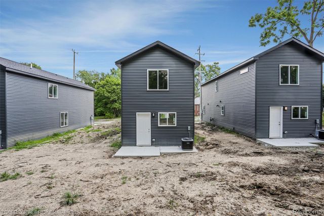 57 N. Roselawn, Pontiac, MI 48342