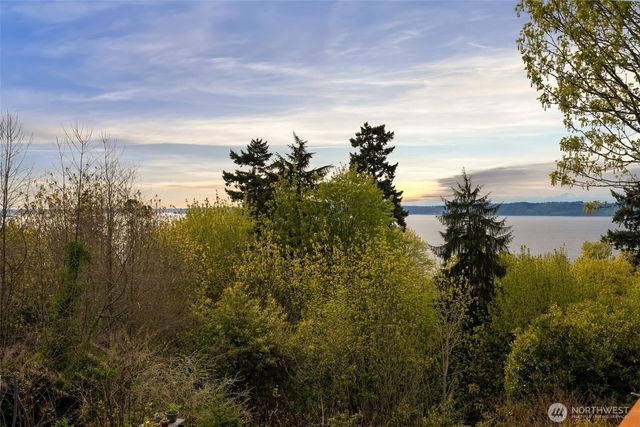 28017 13th Avenue S, Des Moines, WA 98198