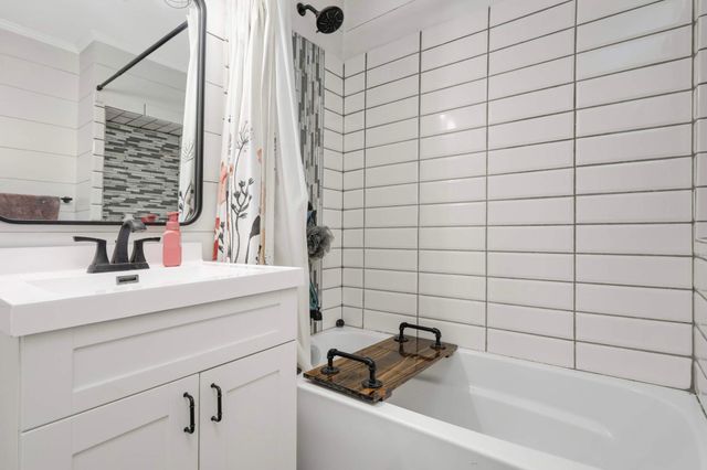 198 Robie Street W, Saint Paul, MN 55107