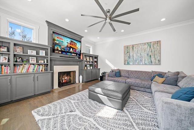 619 Jackson Avenue, River Forest, IL 60305