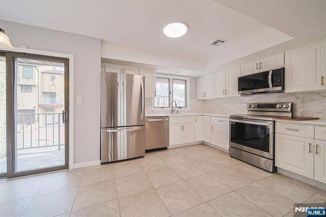 18 Veterans Way, Edgewater, NJ 07020