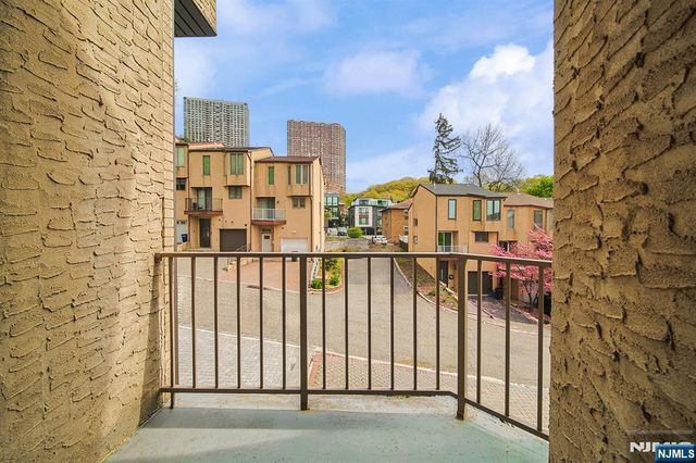18 Veterans Way, Edgewater, NJ 07020