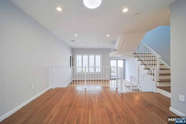 18 Veterans Way, Edgewater, NJ 07020