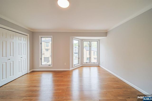 18 Veterans Way, Edgewater, NJ 07020
