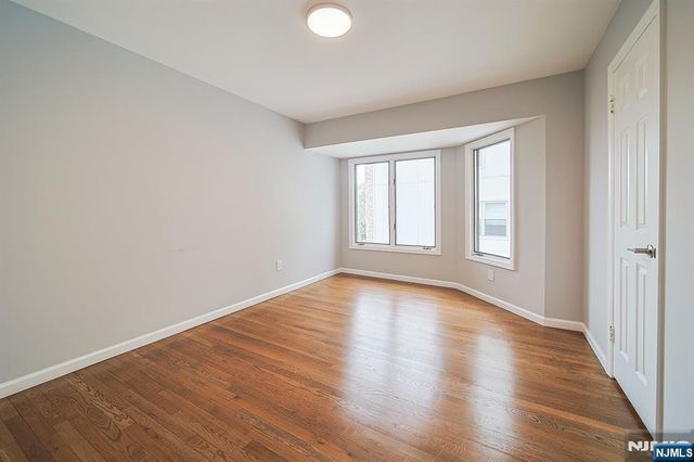 18 Veterans Way, Edgewater, NJ 07020