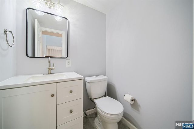 18 Veterans Way, Edgewater, NJ 07020