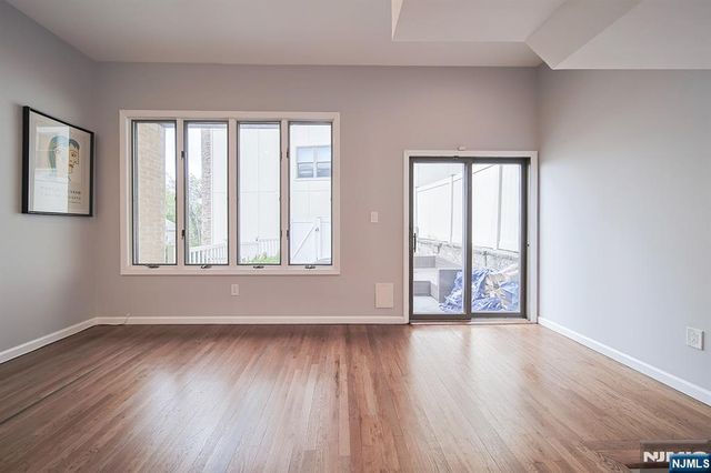18 Veterans Way, Edgewater, NJ 07020