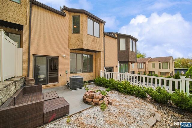 18 Veterans Way, Edgewater, NJ 07020