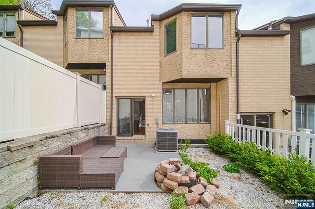 18 Veterans Way, Edgewater, NJ 07020