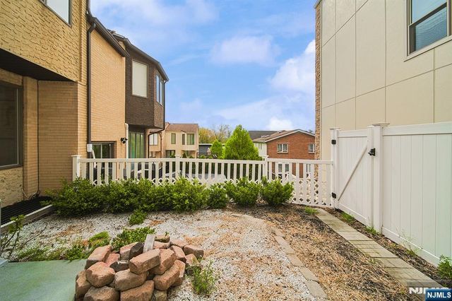 18 Veterans Way, Edgewater, NJ 07020