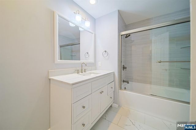 18 Veterans Way, Edgewater, NJ 07020
