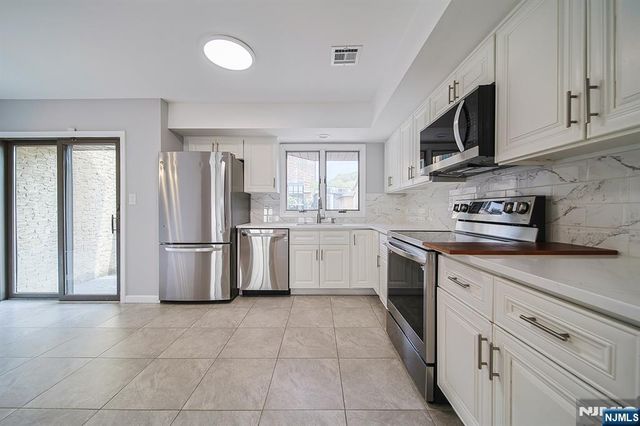 18 Veterans Way, Edgewater, NJ 07020