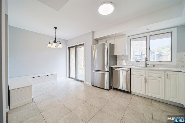 18 Veterans Way, Edgewater, NJ 07020