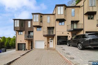 18 Veterans Way, Edgewater, NJ 07020