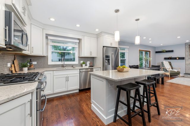 605 Hyde Park Lane, Naperville, IL 60565