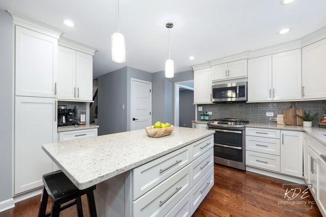 605 Hyde Park Lane, Naperville, IL 60565