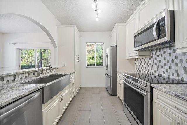 18117 PARADISE POINT DRIVE, Tampa, FL 33647